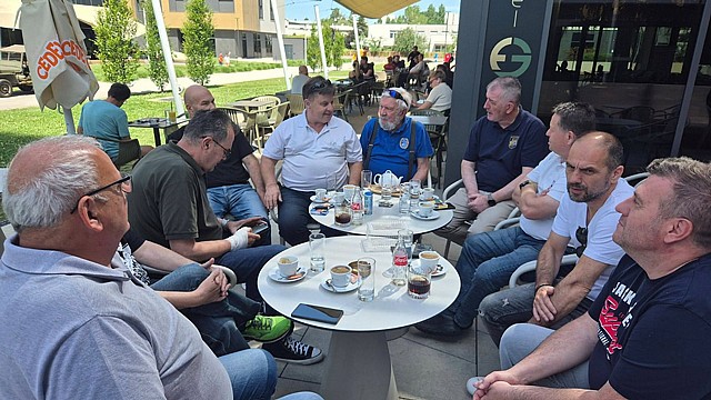 Članovi kluba i prijatelji na kavi